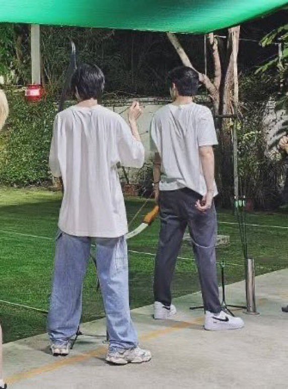 ชุดวันนี้เดาว่า .พี่พยุ่ง เลิกจากงานlineman รีบไปรับน้องเพี่ยงไปซ้อมด้วยกัน 2.น้องเพี่ยงมารับพี่ ดูฮีรีบมาก ชอบแฮชแท็กอันนี้มาก แม่เพี้ยนๆของลูก #พยุ่งเพี่ยง