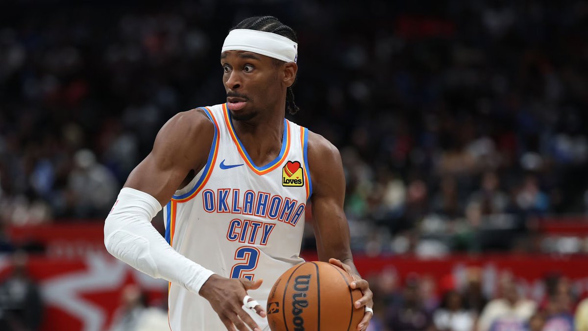 SportASmile's tweet image. Shai Gilgeous-Alexander just broke Wilt Chamberlain's 63-year-old record with his 127th straight game scoring 20+ points (35 last night vs BOS)!

Averaging 32.5 PPG during the streak on 53.5% FG — OKC is 102-24 in those games.

Can the streak hit 128? 🔥 #NBA #SGA #Thunder