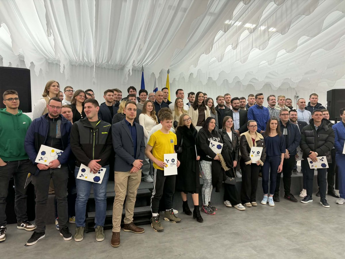 Edina prava zmagovalka včerajšnjih volitev je 𝐨𝐫𝐠𝐚𝐧𝐢𝐳𝐚𝐜𝐢𝐣𝐚 𝐒𝐃𝐌, ki je prepričljivo dobila glasove mladih. Hvala vsem za vaš glas, ravno mladi smo tisti, ki smo preprečili zmago aktualni koaliciji. Naš boj se šele začenja, naša organizacija se krepi in nikoli ne