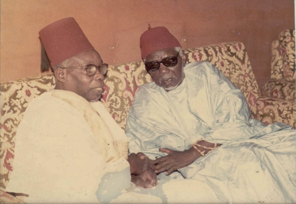 Mame Abdou Aziz SY Dabakh Malick RTA décoré successivement du titre d’Officier et de Grand-Croix de l’Ordre National du lion respectivement par les décrets n° 62-62 du 25 avril 1962 et 64-248 du 20 mars 1964.
En compagnie de Serigne Moustapha SY Djamil RTA