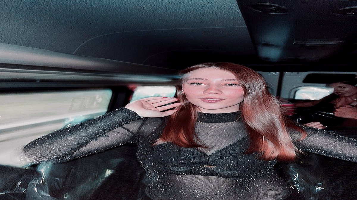 Burcuozzmen's tweet image. rolling up in sparkle mode—limo lights, loud laughs, little black dress energy ✨🖤 #OutOut #LimoLife #WeekendSpin