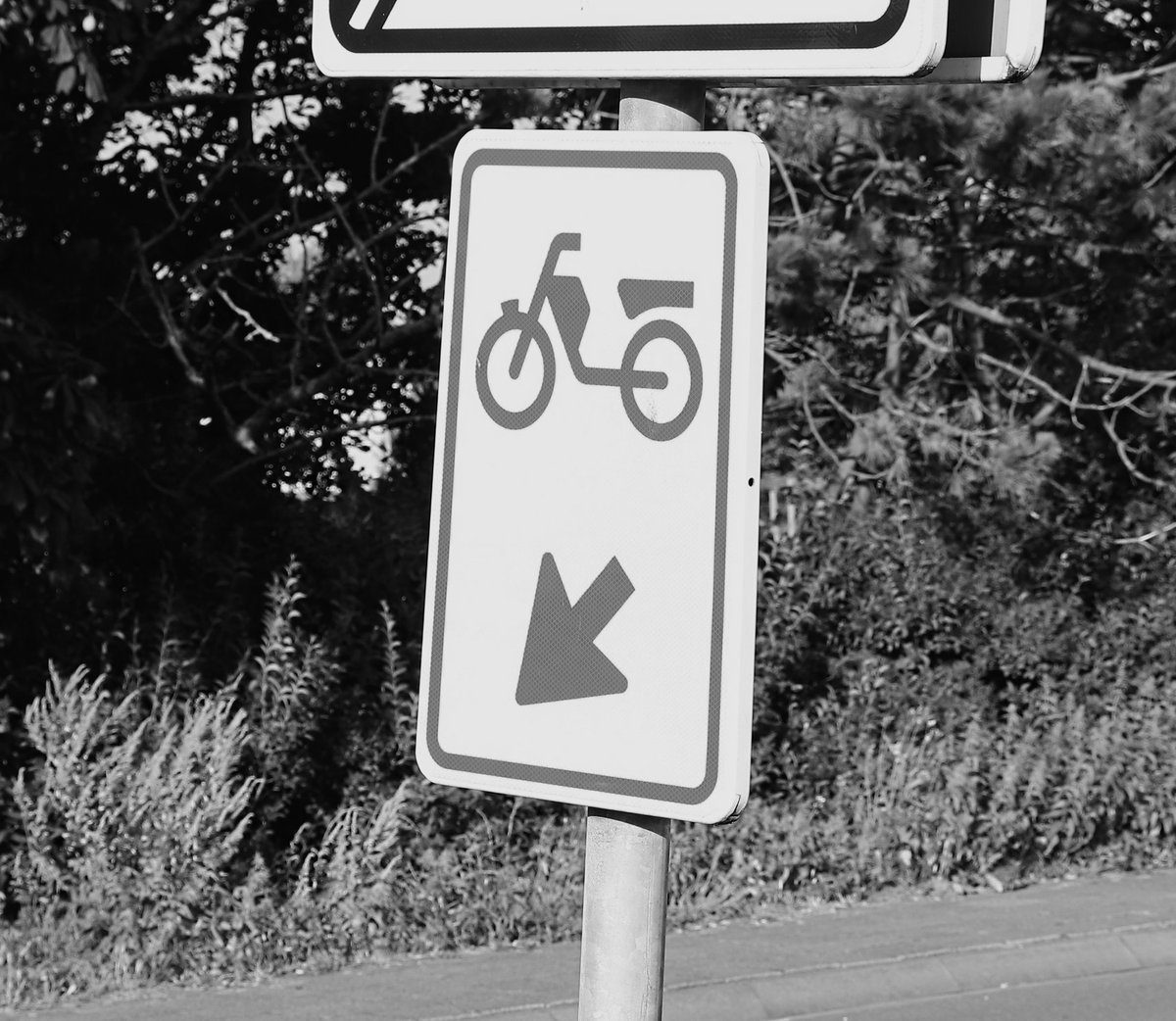 JefKPhotography's tweet image. A traffic sign, with a moped and an arrow.
1 in color and 1 in black and white.

Photography.

#roadsign #roadsigns #trafficsign #trafficsigns #sign #signs #moped #mopeds #photo #picture #photos #photography #pictures