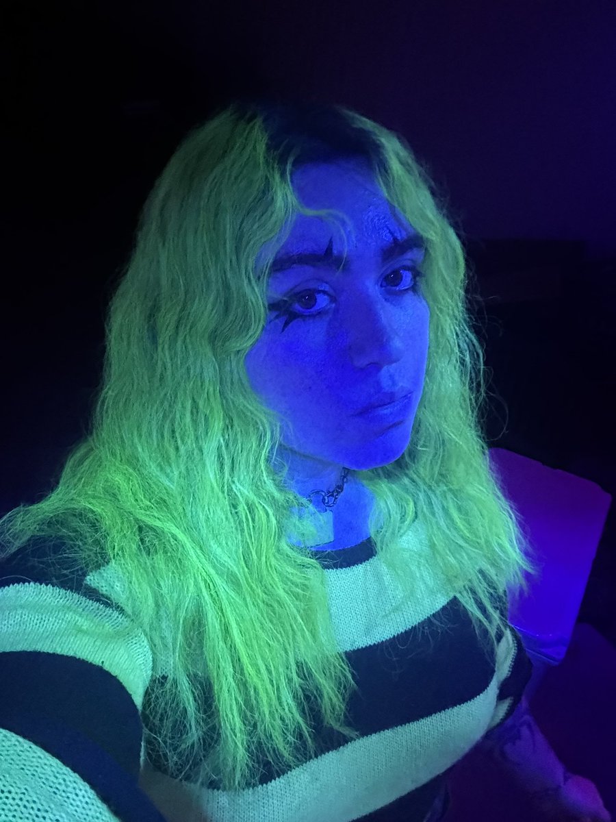 hologram gorl 💚
