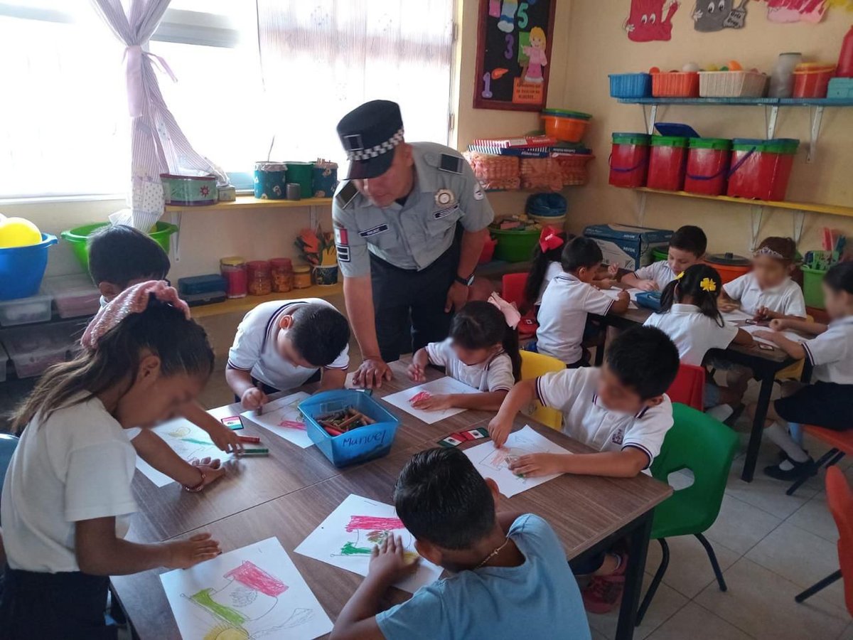 GN_MEXICO_'s tweet image. En #Colima, personal de la #GuardiaNacional realizó pláticas de prevención del delito y actividades de proximidad social con niñas y niños en una escuela de nivel básico en el municipio de Armería, con el objeto de brindar herramientas de seguridad. #LaGuardiaNacionalEstáContigo