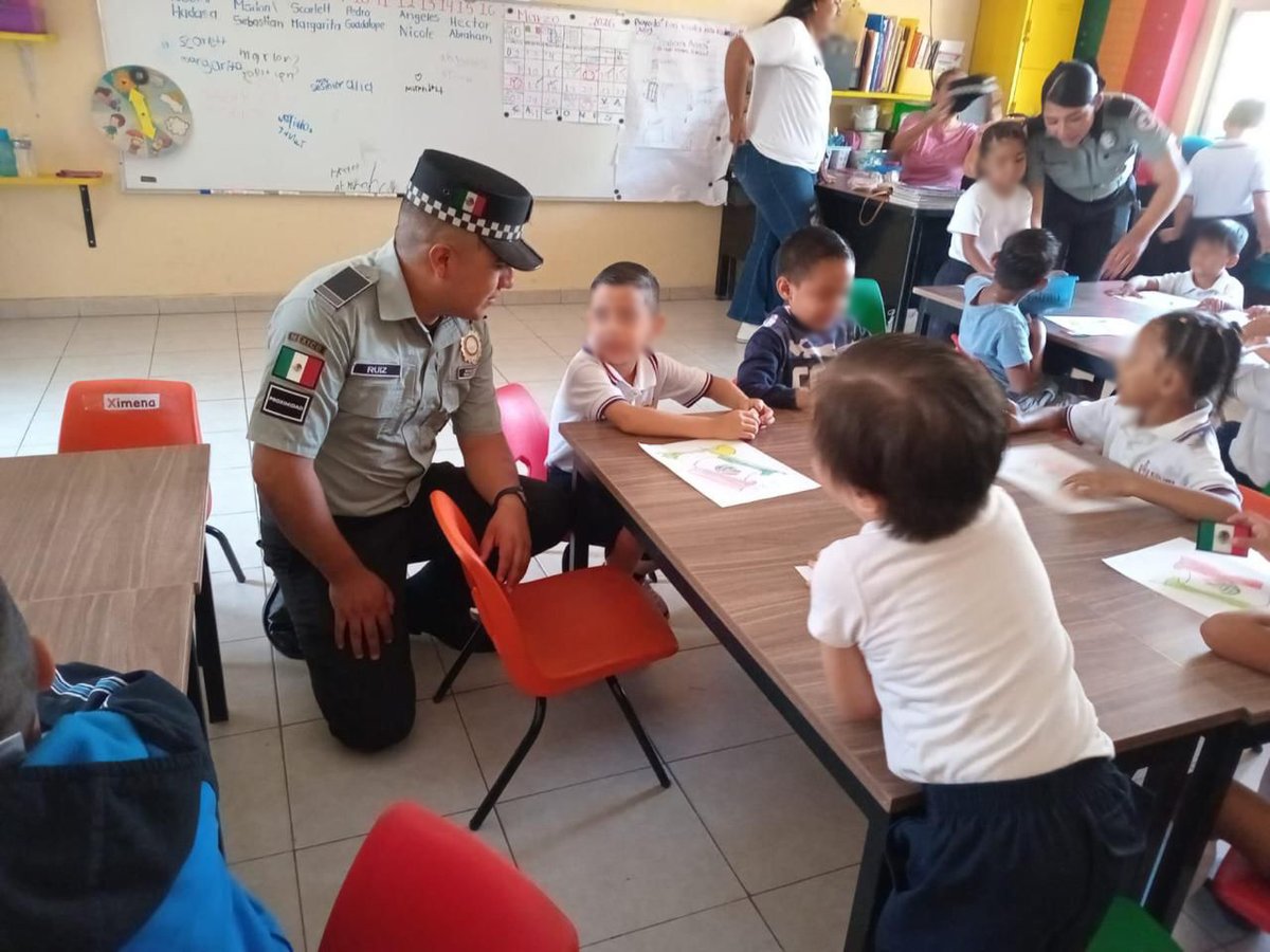 GN_MEXICO_'s tweet image. En #Colima, personal de la #GuardiaNacional realizó pláticas de prevención del delito y actividades de proximidad social con niñas y niños en una escuela de nivel básico en el municipio de Armería, con el objeto de brindar herramientas de seguridad. #LaGuardiaNacionalEstáContigo