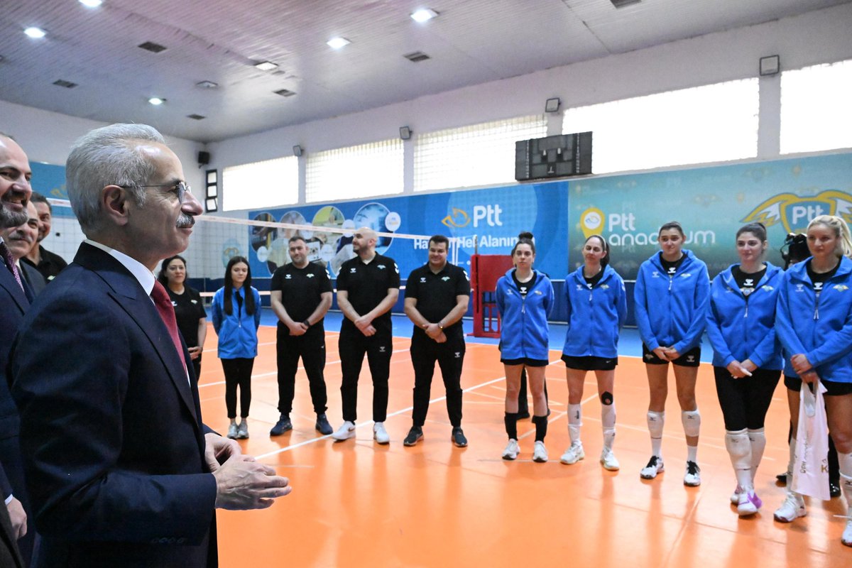 a_uraloglu's tweet photo. 🏐 Sultanlar Ligi yolunda önemli bir eşiği aşarak Arabica Coffee House Kadınlar Voleybol 1. Ligi’nde Yarı Finale yükselen PTT Kadın Voleybol Takımımızı antrenmanda ziyaret ettik.

💪 Azimleri, disiplinleri ve sahaya yansıttıkları mücadele ruhuyla bizlere büyük bir gurur yaşatan sporcularımızı ve teknik ekibimizi yürekten tebrik ediyorum.

✨ İnanıyoruz ki bu kararlılık ve inançla hedeflenen başarıya ulaşacak, Sultanlar Ligi’nde de adlarından söz ettirecekler. 

Yolunuz açık, başarılarınız daim olsun!

@PttSpor