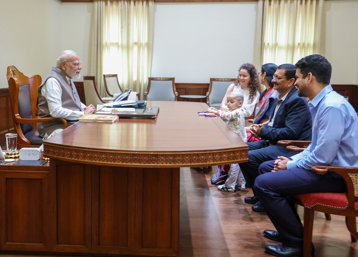 आज परिवार सहित माननीय प्रधानमंत्री जी का समय और मार्गदर्शन मिला । 
मेरे लिए ये एक यादगार जन्मदिन रहा ।