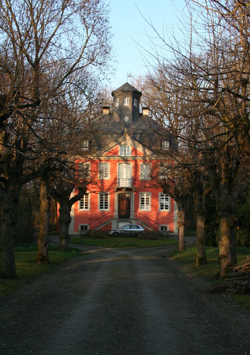 dutchbuildings's tweet image. "Burg Graurheindorf" is a baroque castle/manor in the Graurheindorf district of #Bonn 🇩🇪. A manor existed on the site since 1131, expanded into a castle around 1478. The current three-story mansion, built in 1755 by architect Michael Leveilly for Maria Debèche, features a