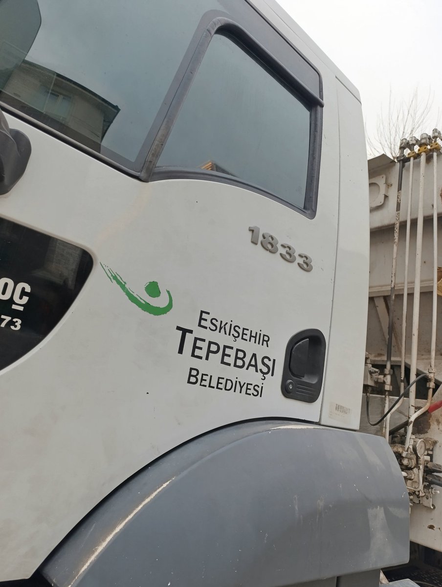 falanfilan232's tweet photo. @tepebasibeltr @DtAhmetAtac sevgili belediye başkanımız. Lütfen personellerine saygı ve nezaket dersi veriniz. Hem 20 dakika beklemek zorunda kaldık hem de yolun ortasına bırakmalarına rağmen azar yedik. Neymiş efendim karşıda yemek yiyormuş beyfendi ne olucakmış... https://t.co/GLJjWEbg3g
