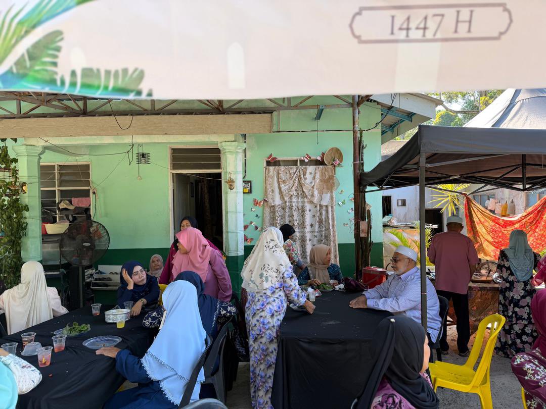 LENSA📸 N32 GAAL CAKNA KEBAJIKAN
Isnin, 23 Mac 2026
YB ADN Gaal Ustaz Mohd Rodzi bin Ja’afar hadir menyantuni majlis kenduri arwah di rumah Fauziah di Kg Batu Berendam.
Majlis diadakan bagi mendoakan arwah serta mengeratkan silaturahim dalam kalangan masyarakat setempat.
#UMRJ