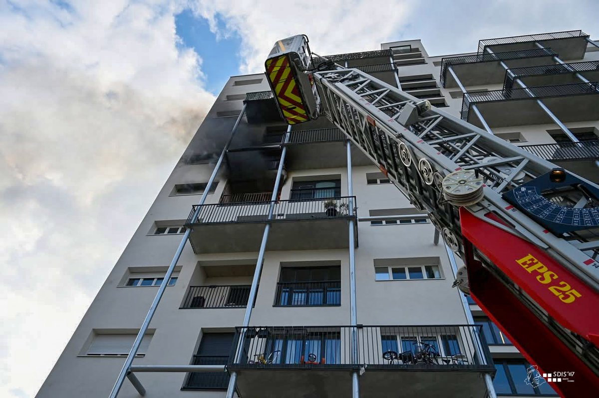 Sdis_87's tweet photo. #intervention 
🚨Cet après midi, les secours 👨🏻‍🚒🧑‍🚒🚒ont été engagés sur un violent feu 🔥 d'appartement dans l'avenue Montjovis à #Limoges https://t.co/UbZBmdyEja