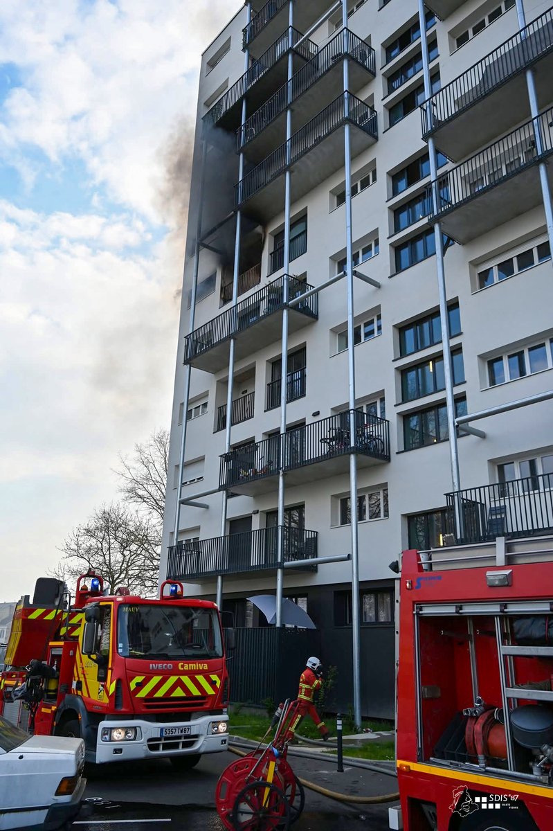 Sdis_87's tweet photo. #intervention 
🚨Cet après midi, les secours 👨🏻‍🚒🧑‍🚒🚒ont été engagés sur un violent feu 🔥 d'appartement dans l'avenue Montjovis à #Limoges https://t.co/UbZBmdyEja