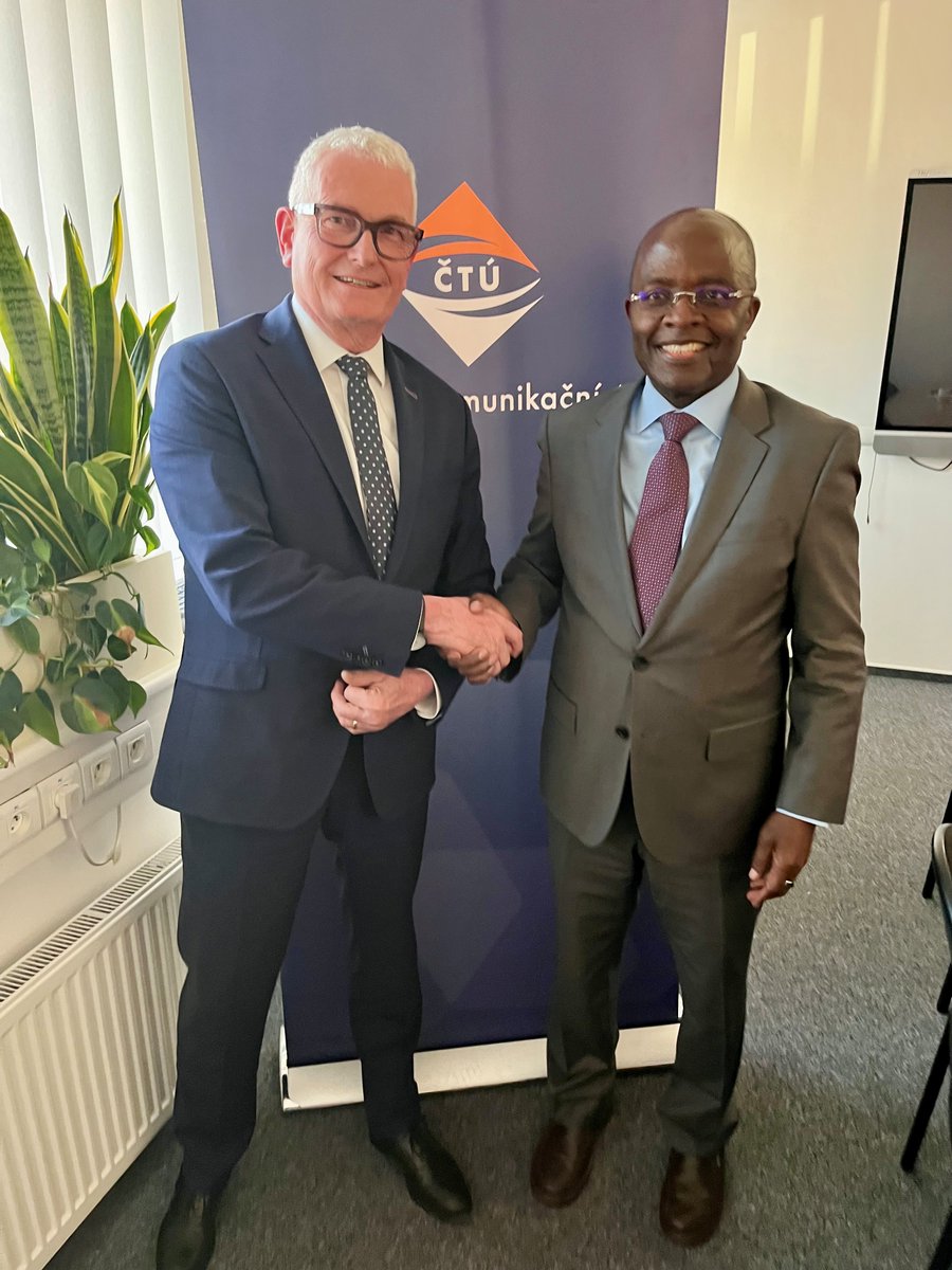 ctu_cz's tweet photo. Dnes jsme na ČTÚ přívitali ředitele rozvojového sektoru Mezinárodní telekomunikační unie,@ITUBDTDirector Dr. Cosmas L. Zavazava. Společně s @JaroslawPONDER Head of Europe Office nám představil své priority pro nadcházející období, klíčové projekty ITU a také formát nadcházejícího Globálního sympozia regulátorů. Krátce jsme diskutovali také o vlivu nových technologií, jako AI, na sektor a o narůstající důležitosti vzdělávacích projektů. Děkujeme za setkání a zajímavou diskusi.
