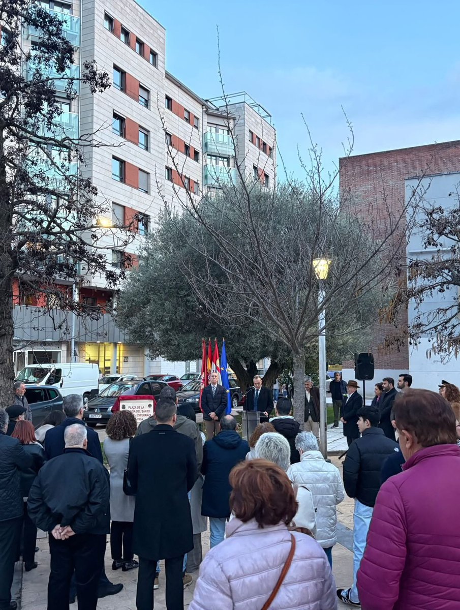 SSepulcroLeon's tweet photo. El pasado fin de semana tuvo lugar la presentación de la Plaza de la Cofradía del Santo Sepulcro–Esperanza de la Vida, ubicada junto a la parroquia de San Froilán. 

Seguimos caminando juntos, ¡Que sea enhorabuena! https://t.co/4CZQLAsVsP