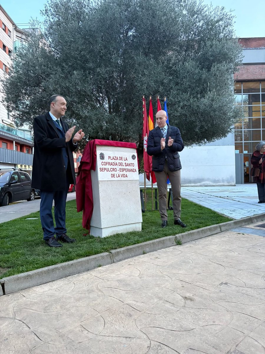 SSepulcroLeon's tweet photo. El pasado fin de semana tuvo lugar la presentación de la Plaza de la Cofradía del Santo Sepulcro–Esperanza de la Vida, ubicada junto a la parroquia de San Froilán. 

Seguimos caminando juntos, ¡Que sea enhorabuena! https://t.co/4CZQLAsVsP