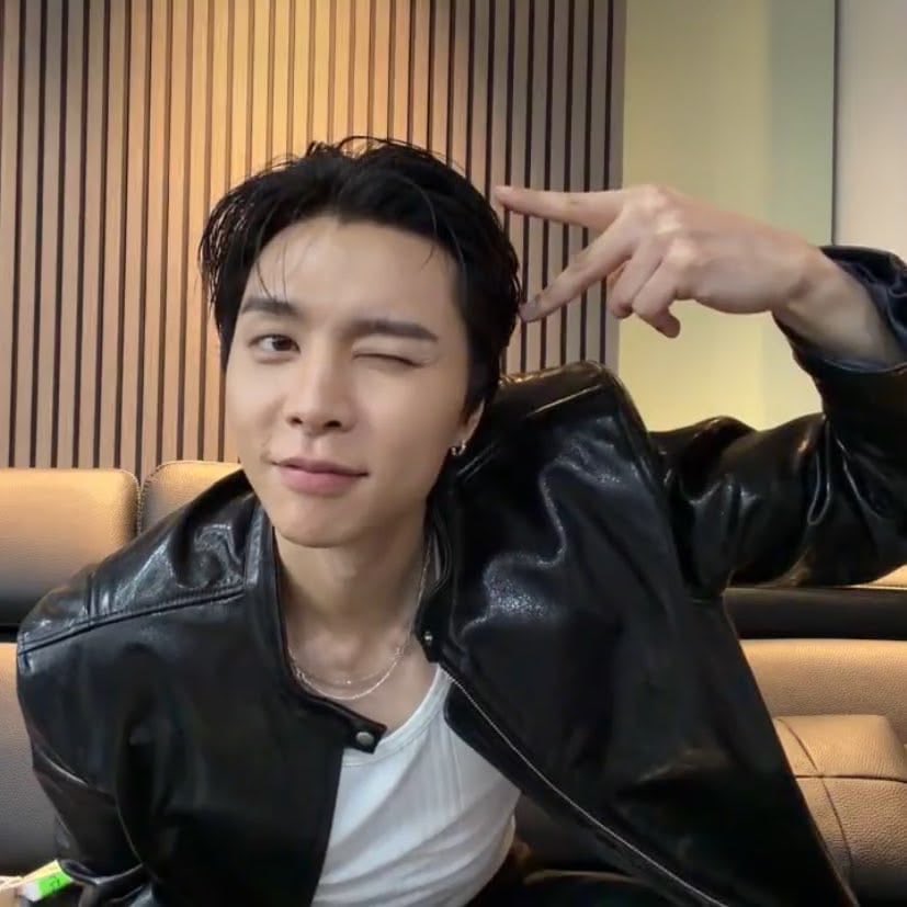 favxritejsuh's tweet photo. he looked too good in his birthday live https://t.co/GCxSf76pbq