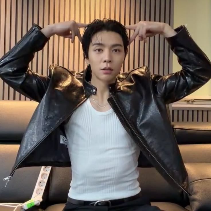 favxritejsuh's tweet photo. he looked too good in his birthday live https://t.co/GCxSf76pbq