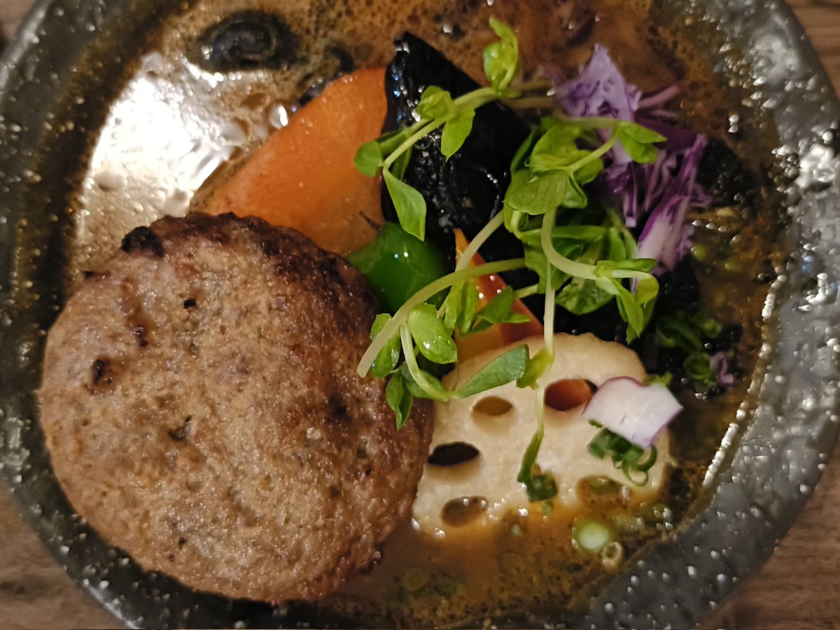 tamio1998's tweet photo. 【函館市☆グルメ】
札幌で #スープカレー を食べ損ねたので函館でリベンジ💪無難に中辛を注文。辛くはないが食べ進めるにつれ汗がダクダク😅じゃがいも、人参、蓮根、茄子など北海道のお野菜がとても美味しかったです✨️
#KINGBEAR #函館五稜郭店 #ベアバーグと彩り野菜 #ディナー #夕食 https://t.co/xMNbVxzNR0