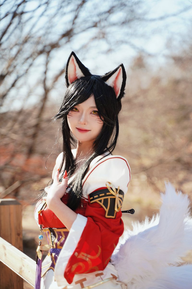 _Ar0ha_'s tweet photo. 너무 겁내지 마 🤭 🦊

#LeagueOfLegends #Ahri #cosplay https://t.co/r0PAse0lug