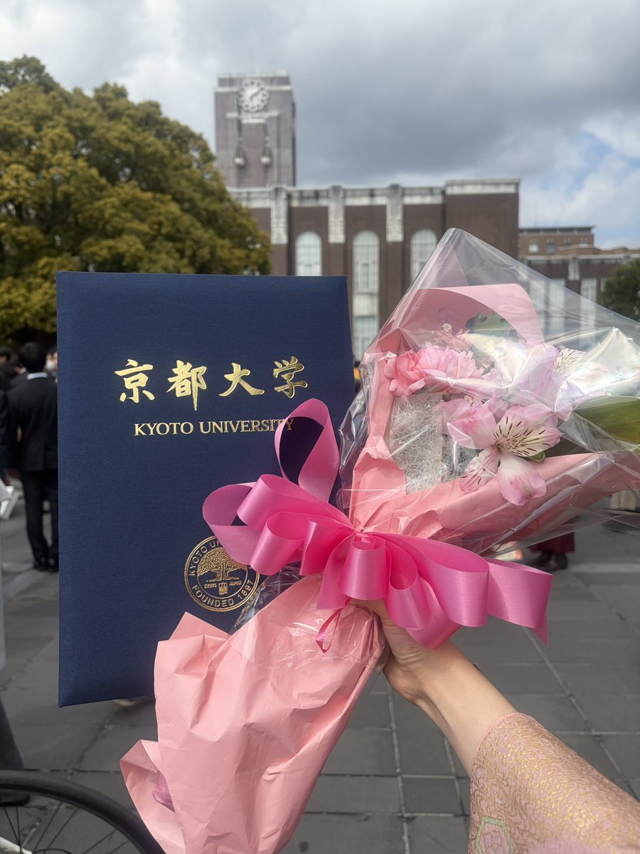 hungry_peko_'s tweet photo. 無事卒業した‼️‼️2021年大学1年生の頃おうちでくねくねしてたときに構ってくれた人狼界隈の皆さん感謝です‼️ https://t.co/pFmw8Li9zd