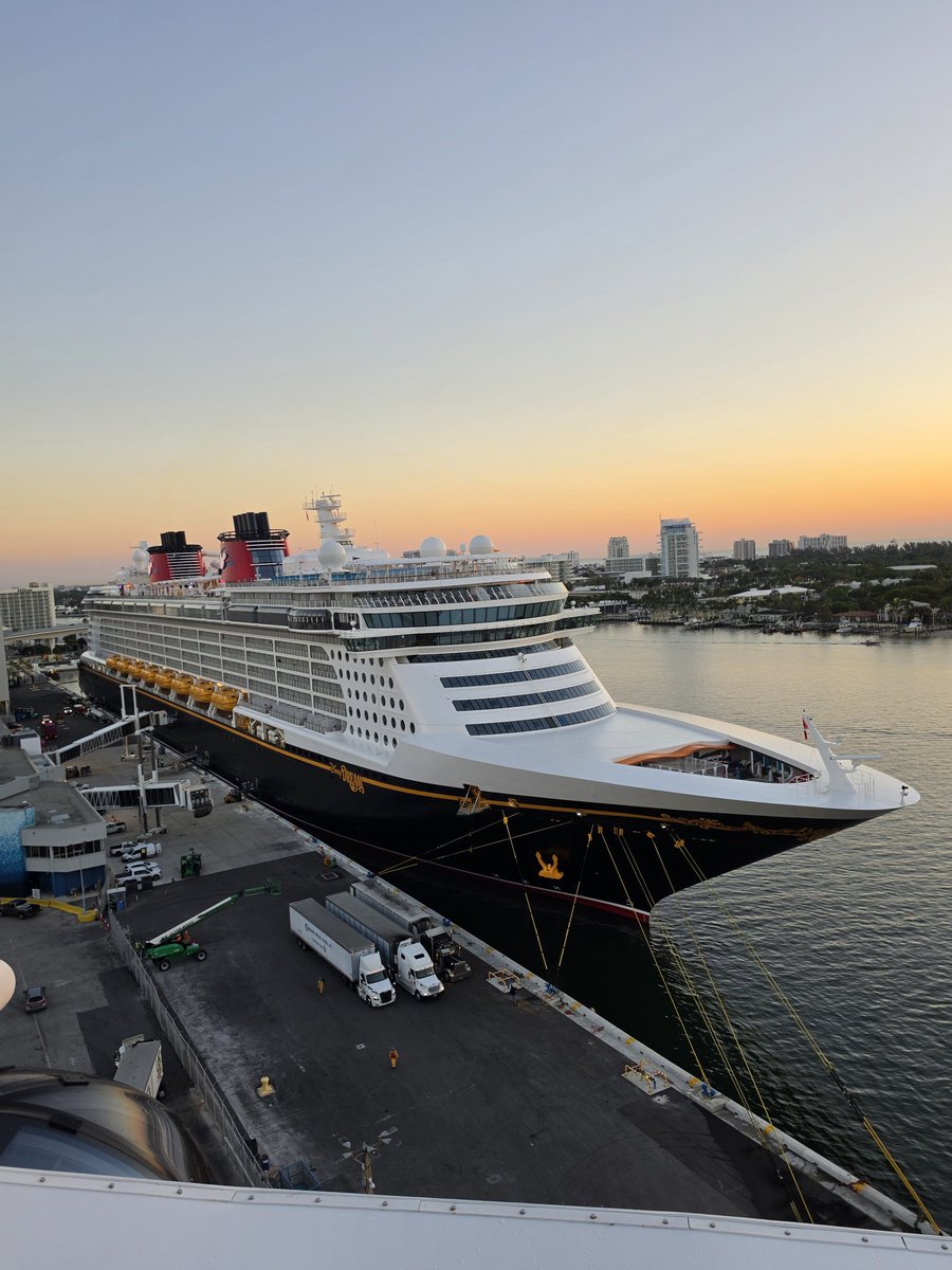JFBottawa's tweet photo. @TheDCLBlog Time for our Destiny back home with the ship back in Fort Lauderdale - and a nice view of a close cousin! https://t.co/SSc5n1oMr5