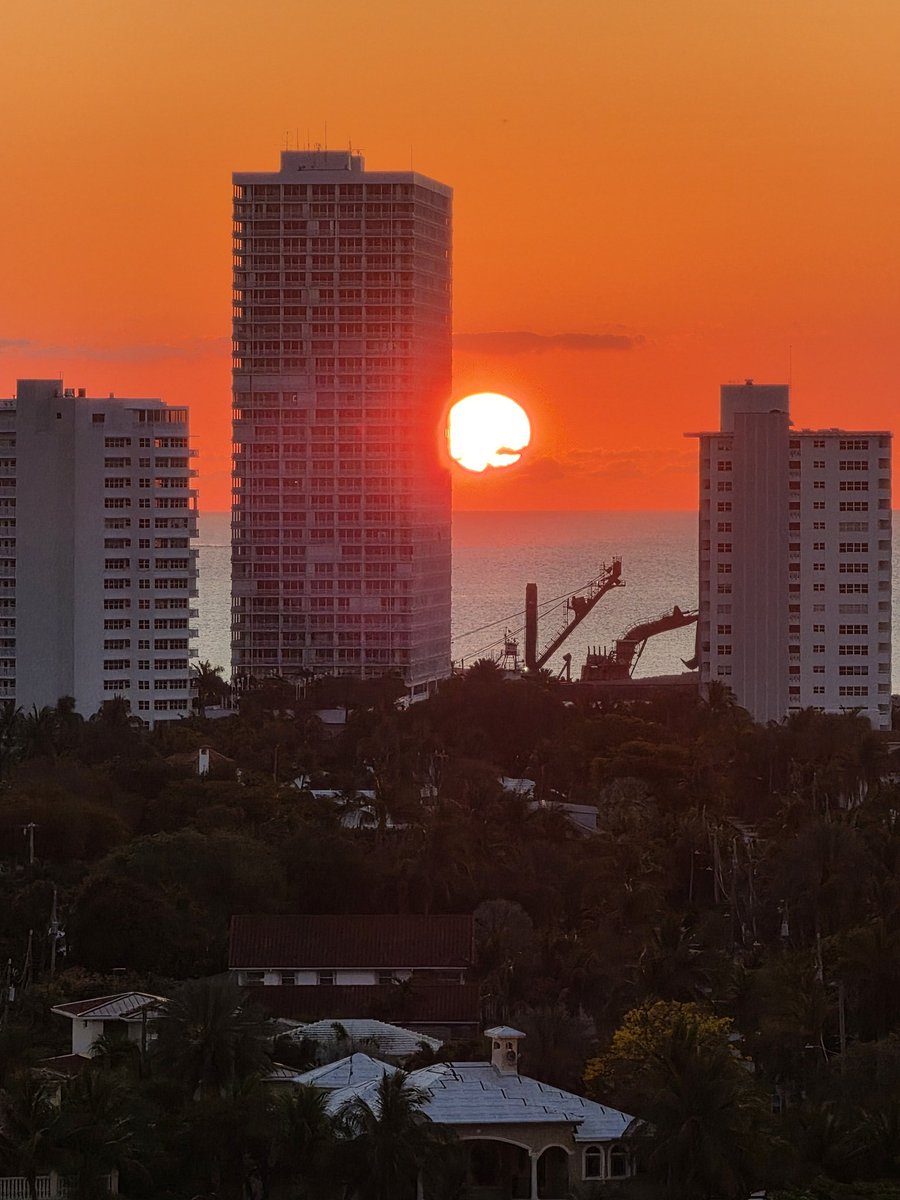 JFBottawa's tweet photo. @TheDCLBlog Time for our Destiny back home with the ship back in Fort Lauderdale - and a nice view of a close cousin! https://t.co/SSc5n1oMr5