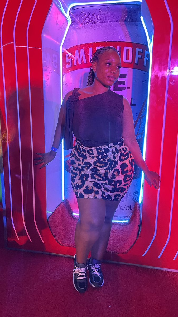 B’ing dat GiRL tweet media