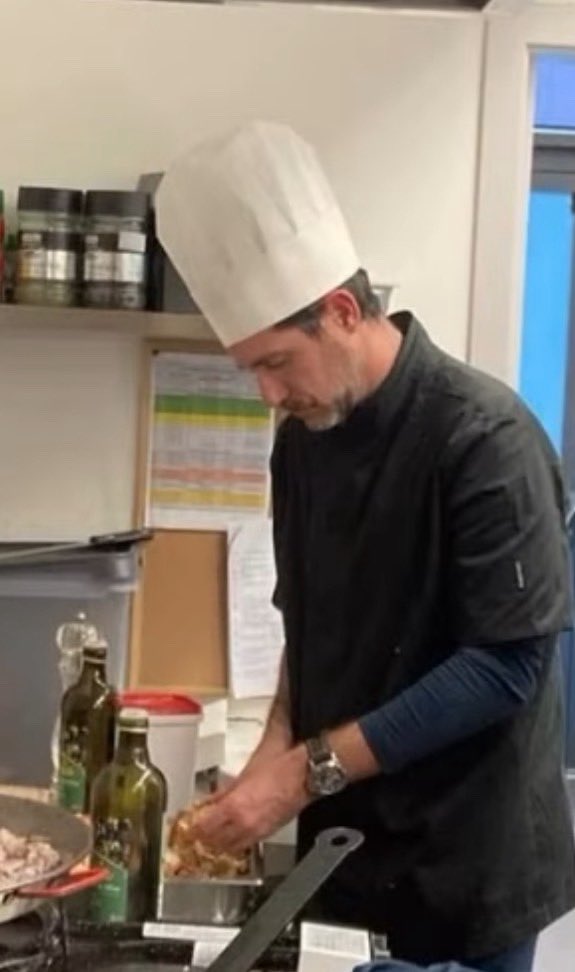 U ovim izazovnim vremenima stajati uz trenera je jedino ispravno.

Podrška šefu i kuhamo dalje!