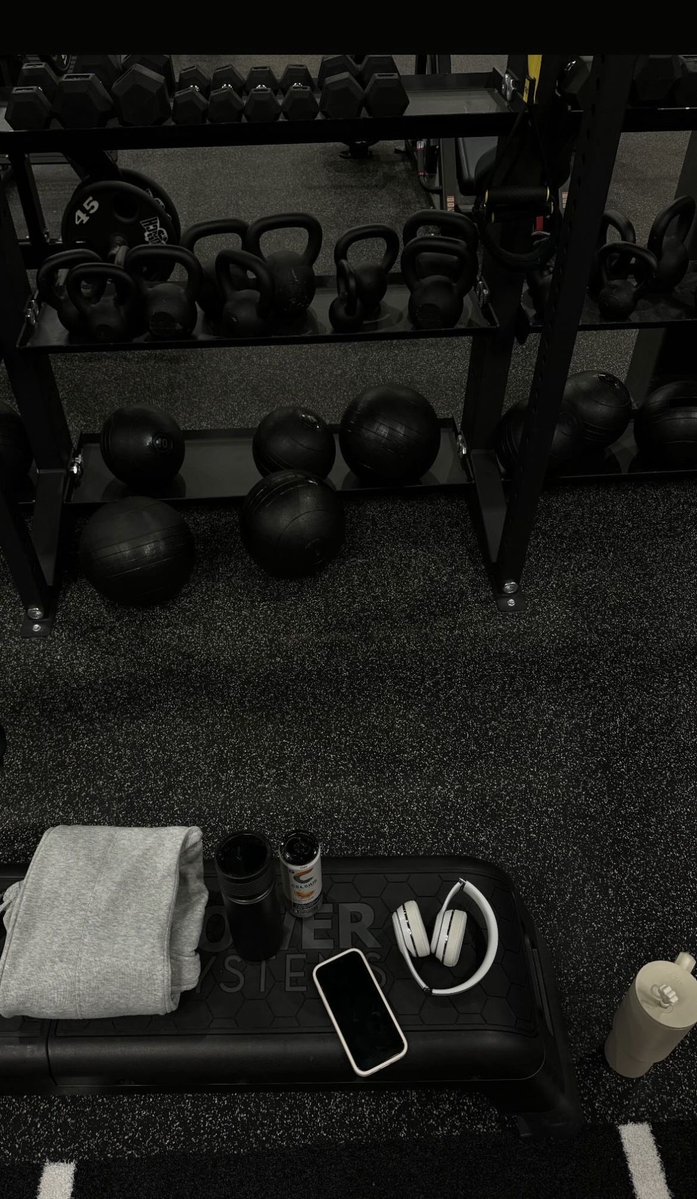 𝒞𝓁𝒶𝓈𝓈𝓎 tweet media