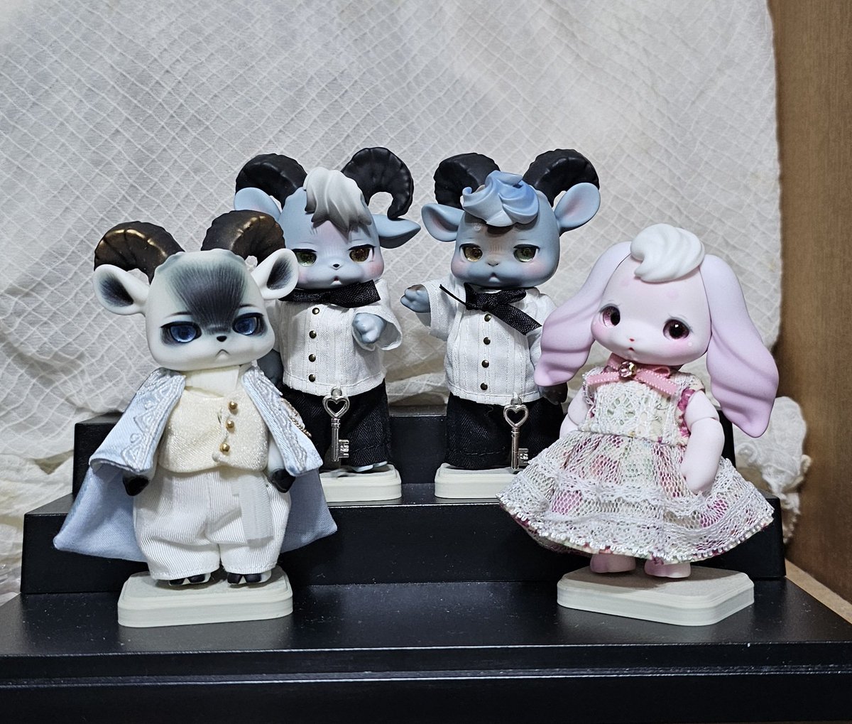 mokuwamo's tweet photo. 這次買了Atri様(@awonori8823)製作的小寵立台和蝴蝶結製作棒…

他們總算能穩穩站好了，真是太好了(感動哭🥹
如果能早點買就好了…望向傷痕累累的小寵們……🥹 https://t.co/KNzNOLTEz7