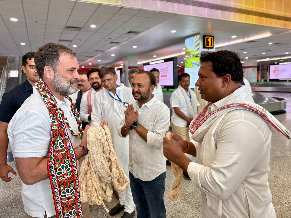 आज वडोदरा एयरपोर्ट पर संविधान सुरक्षा सम्मेलन में हिस्सा लेने पहुंचे जननायक श्री <a href="/RahulGandhi/">Rahul Gandhi</a> जी का स्वागत करने का अवसर मिला।