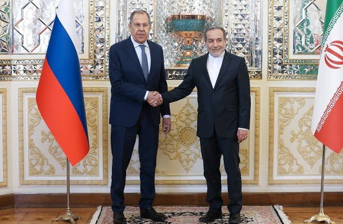 الخارجية الروسية: لافروف بحث مع عراقجي سبل وقف الأعمال العدائية وإيران تحذر من تغيّر وضع مضيق هرمز