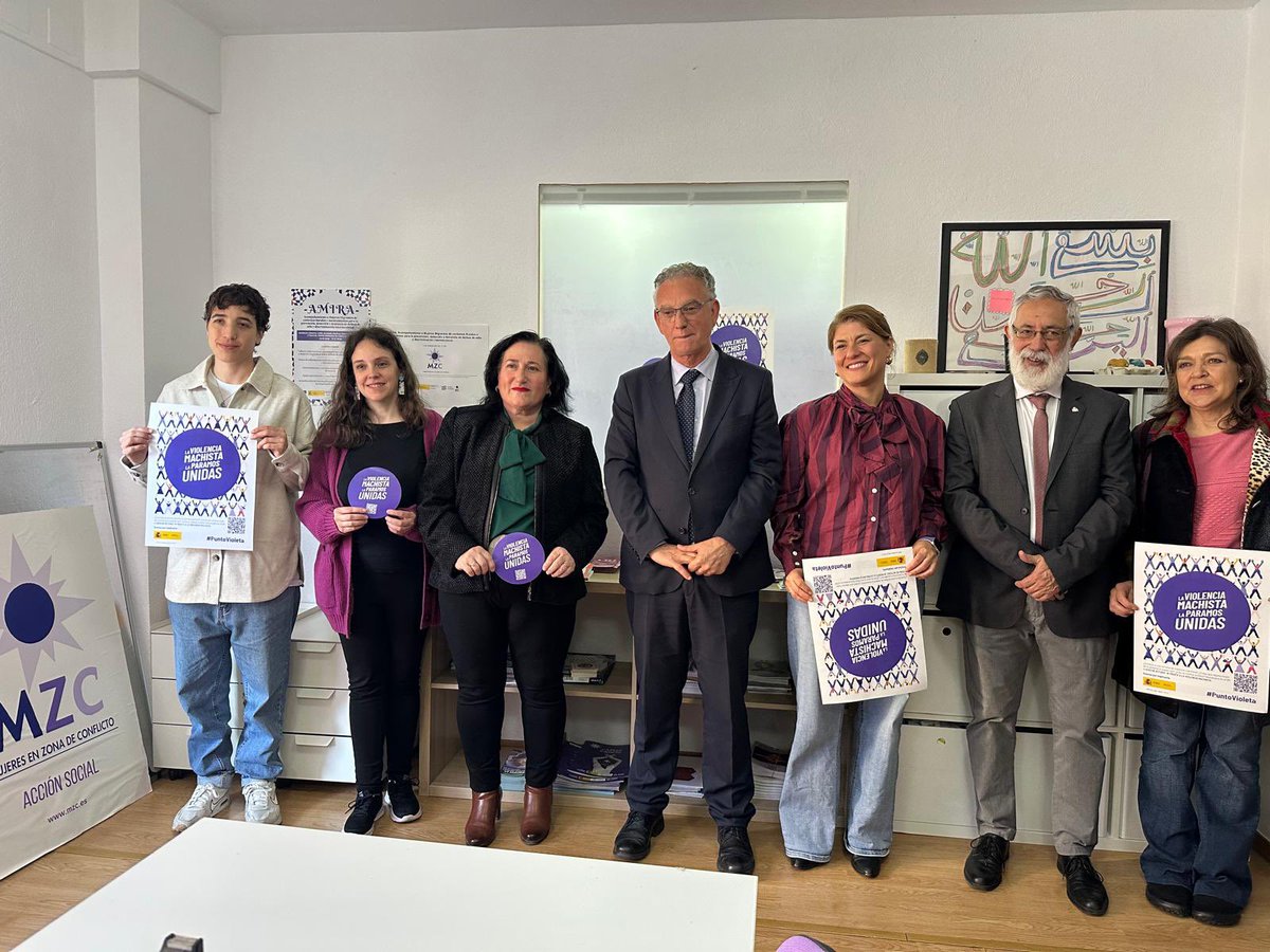 DGobExtremadura's tweet photo. 🟣El delegado @J_L_Quintana y la delegada de @mzcongd, Magdalena Gordo, han inaugurado el Punto Violeta en la sede de la entidad en Cáceres.

🟣El delegado ha felicitado a la ONG por impulsar esta iniciativa de apoyo y lucha contra la violencia de género. https://t.co/0rFUbFejQv