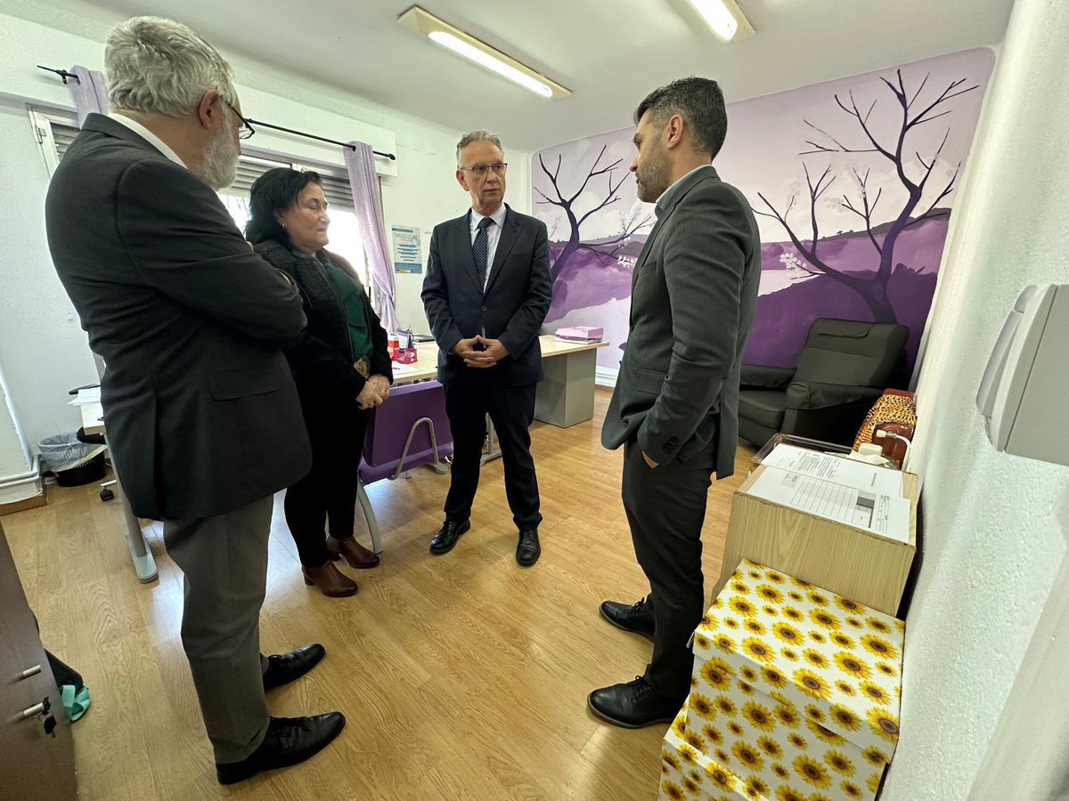 DGobExtremadura's tweet photo. 🟣El delegado @J_L_Quintana y la delegada de @mzcongd, Magdalena Gordo, han inaugurado el Punto Violeta en la sede de la entidad en Cáceres.

🟣El delegado ha felicitado a la ONG por impulsar esta iniciativa de apoyo y lucha contra la violencia de género. https://t.co/0rFUbFejQv