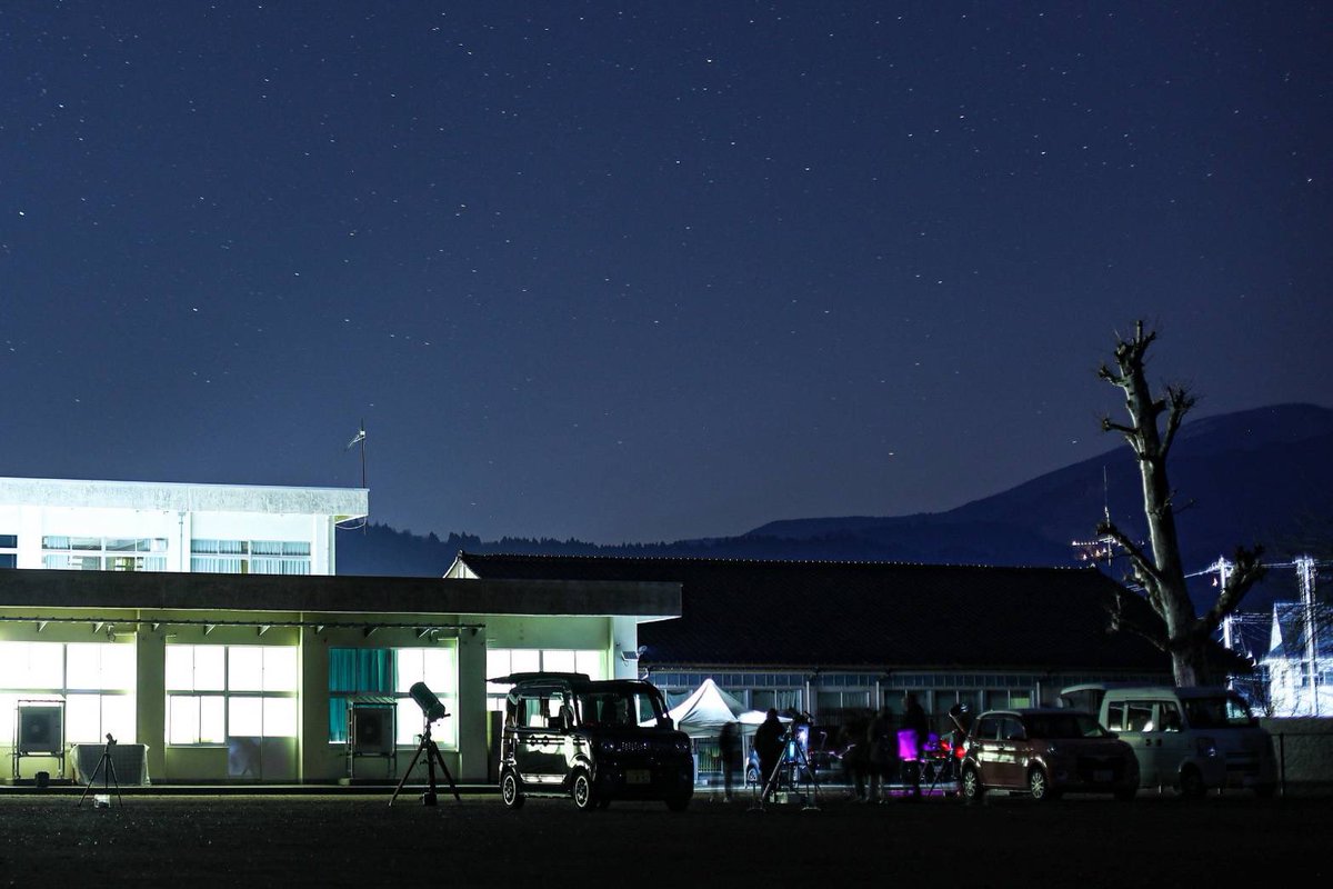 hoshi_ono's tweet photo. 阪谷小学校での星空鑑賞会の様子です
写真：名月(https://t.co/sk1xCtpAIW)さん提供

次回の星のまち鑑賞会は４月２４日（金）19時30分から21時まで
大野市役所駐車場にて行います

ぜひ皆さん来て下さいね！

#大野市
#星のまち鑑賞会 https://t.co/htN0vEU4Ca