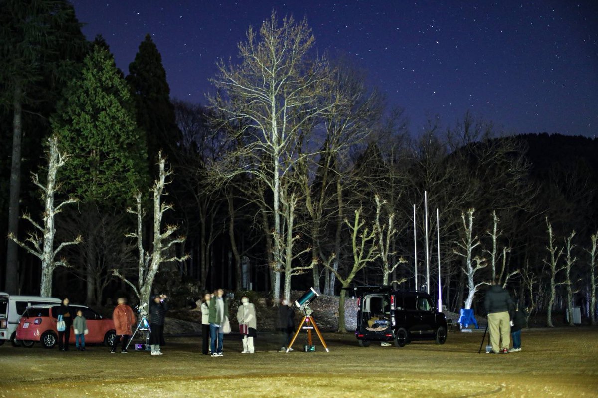 hoshi_ono's tweet photo. 阪谷小学校での星空鑑賞会の様子です
写真：名月(https://t.co/sk1xCtpAIW)さん提供

次回の星のまち鑑賞会は４月２４日（金）19時30分から21時まで
大野市役所駐車場にて行います

ぜひ皆さん来て下さいね！

#大野市
#星のまち鑑賞会 https://t.co/htN0vEU4Ca