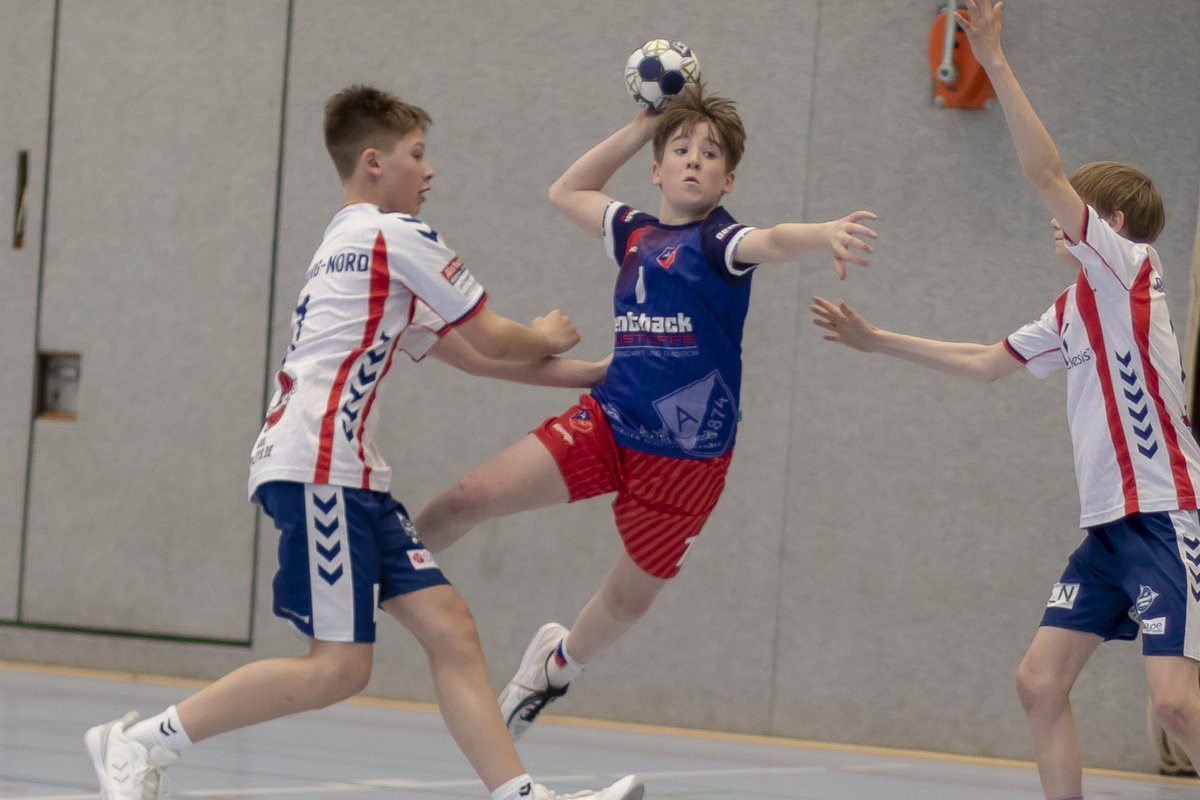 atsvhandball's tweet photo. 1. männliche D-Jugend wehrt sich tapfer: Im Oberligaspiel gegen die hoch favorisierte SG Hamburg-Nord schlug sich unsere 1. männliche D-Jugend nach durchwachsener erster Hälfte zumindest in den zweiten 20 Minuten wacker. Die zweite… https://t.co/Mrwnduf6wO #handball #nurderatsv https://t.co/tUHH4L7cIL