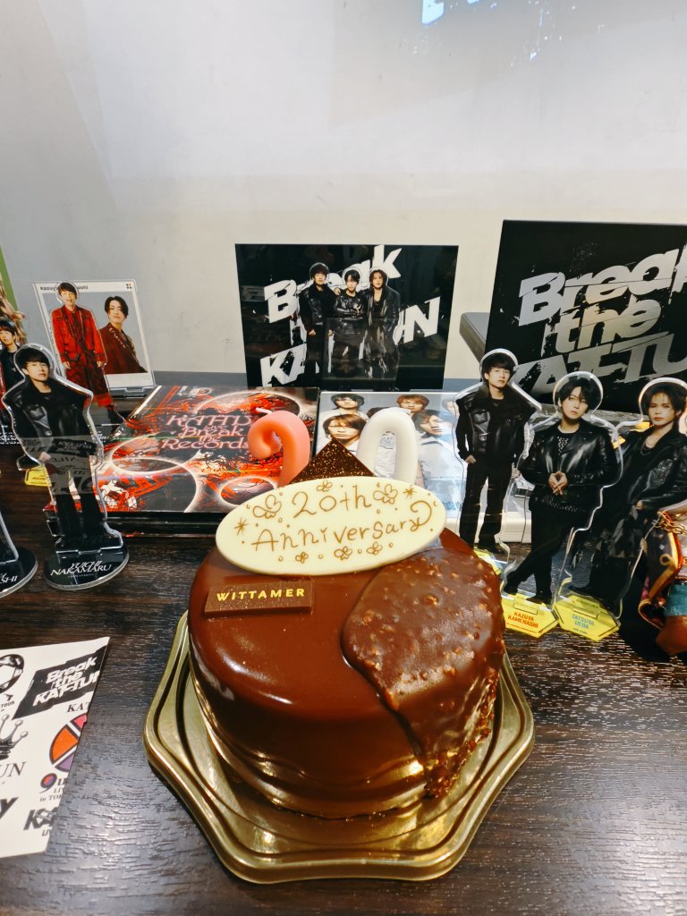 xto8omx's tweet photo. 1日遅くなったけど鑑賞会も兼ねてお祝いしてきた🎉㊗️
20周年おめでとう！！
解散後に笑いながら泣きながらBlu-ray見れると思ってなかったよ！！
ホントにいろんなサプライズをありがとう♡♡

#KATTUN 
#KATTUN20周年 
#BreakTheKATTUN 
#KATTUNサブスク解禁 https://t.co/4K5LuFoTEg