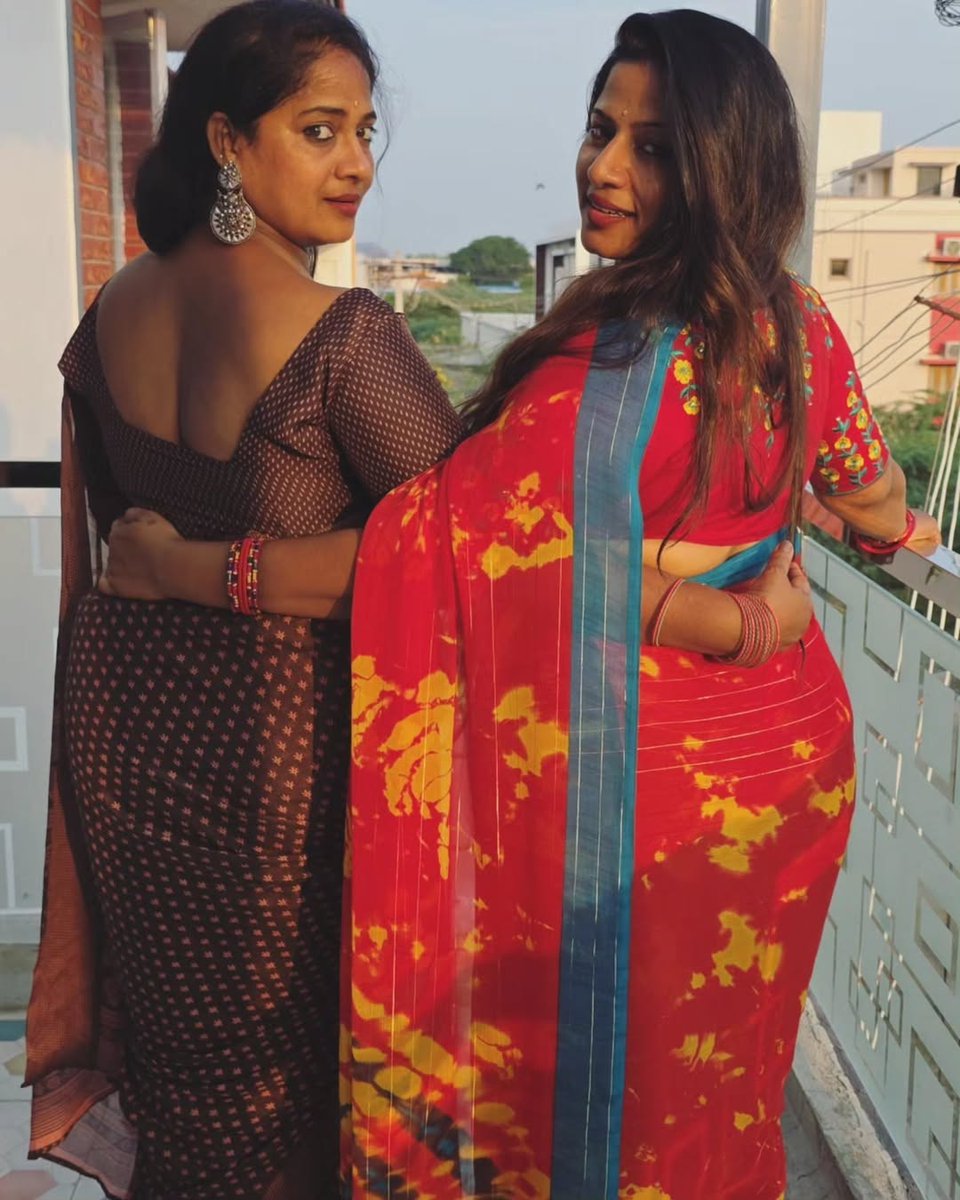 Maroon Saree - Age 46
Red Saree - Age 40 

Rendu Perayum Ammana Kattaiya Orey Time la Varradha Imagine Pannunga..Unga Kai First Yaar Mela Padum 🥵🥵🥵
