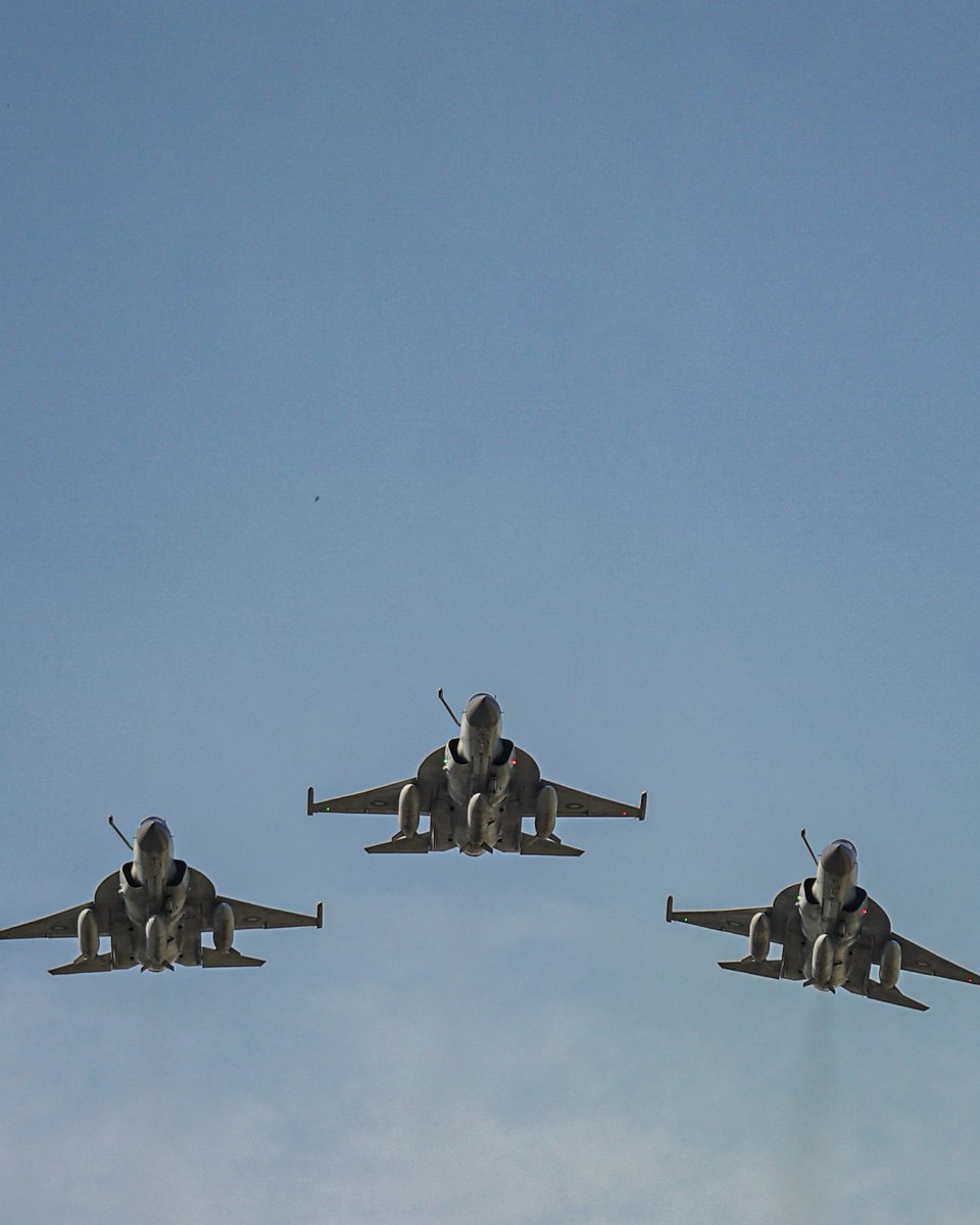 AliBasitt's tweet photo. Fly high, Pakistan 🇵🇰

#pakistanday #23rdmarch #paf #pakistanairforce https://t.co/P9Mv6UT03G