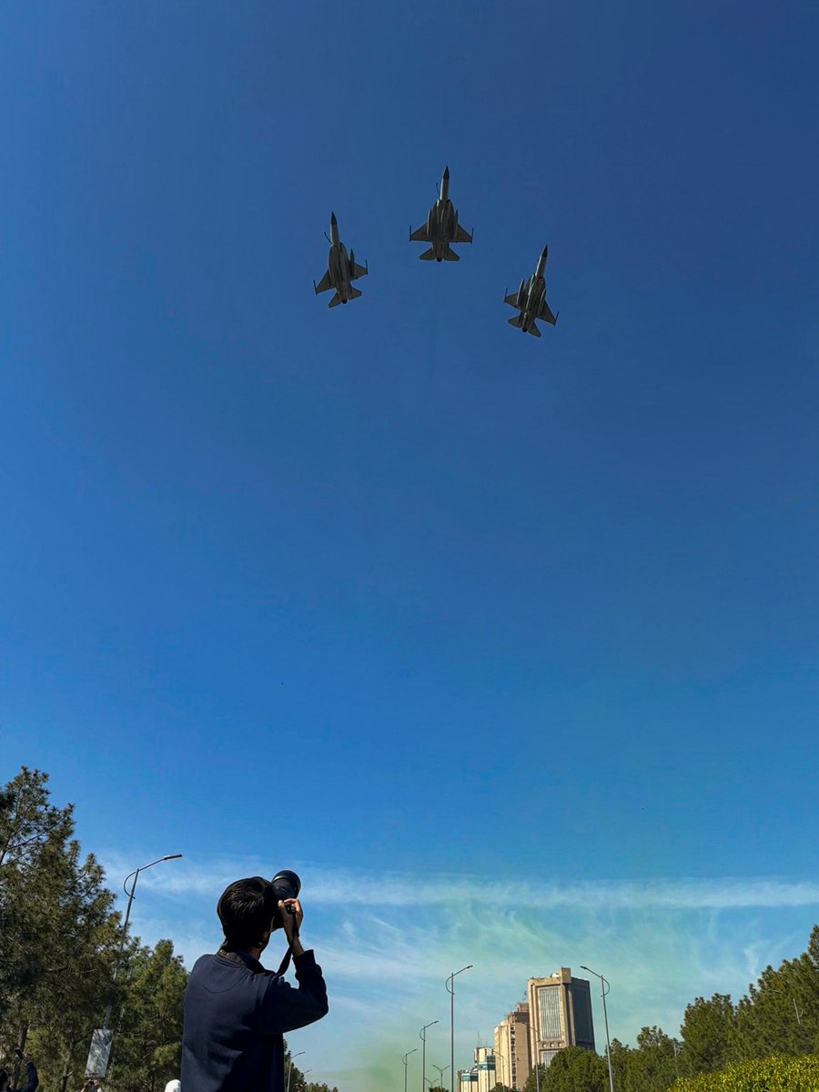 Fly high, Pakistan 🇵🇰

#pakistanday #23rdmarch #paf #pakistanairforce