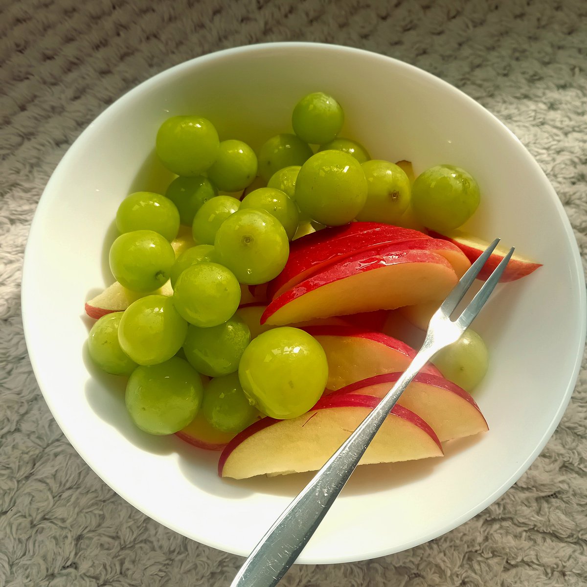 kolyarie's tweet photo. i love grapes i love apples im having a banana later because i love banana also❤️❤️😊 https://t.co/kuPGUCOfmz