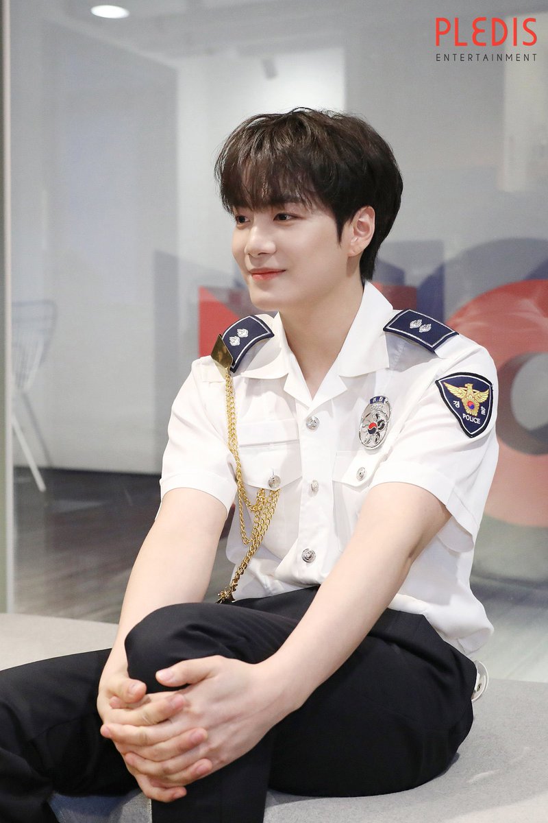 JURo__JR's tweet photo. 군복너무잘어울려
내가 원래도 제복을 좋아하지만 군복까지 좋아할 생각은 없엇다고.,, https://t.co/PtISrzixk4