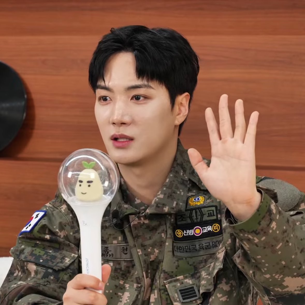JURo__JR's tweet photo. 군복너무잘어울려
내가 원래도 제복을 좋아하지만 군복까지 좋아할 생각은 없엇다고.,, https://t.co/PtISrzixk4