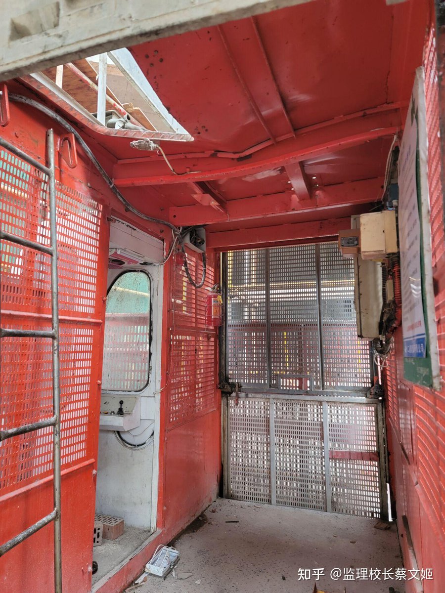 deec94's tweet image. Spotted a golden retriever leading its tiny human down the sidewalk—both trotting like they’ve got all the time in the world.  #StreetMoments #DogsofNYC