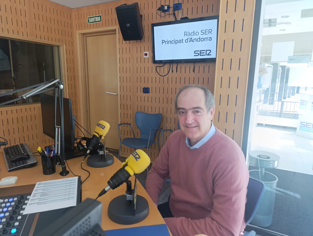 SER_Andorra's tweet image. 🗣️Avui passa per l'#AquíAndorra el president de #MansUnides, Jordi Casal, per presentar-nos el calendari d'activitats solidàries de l'entitat i que té com a punt neuràlgic el sopar solidari d'aquest dimecres a Encamp

📻102.3FM 🖥️cadenaser.ad  📱app SER