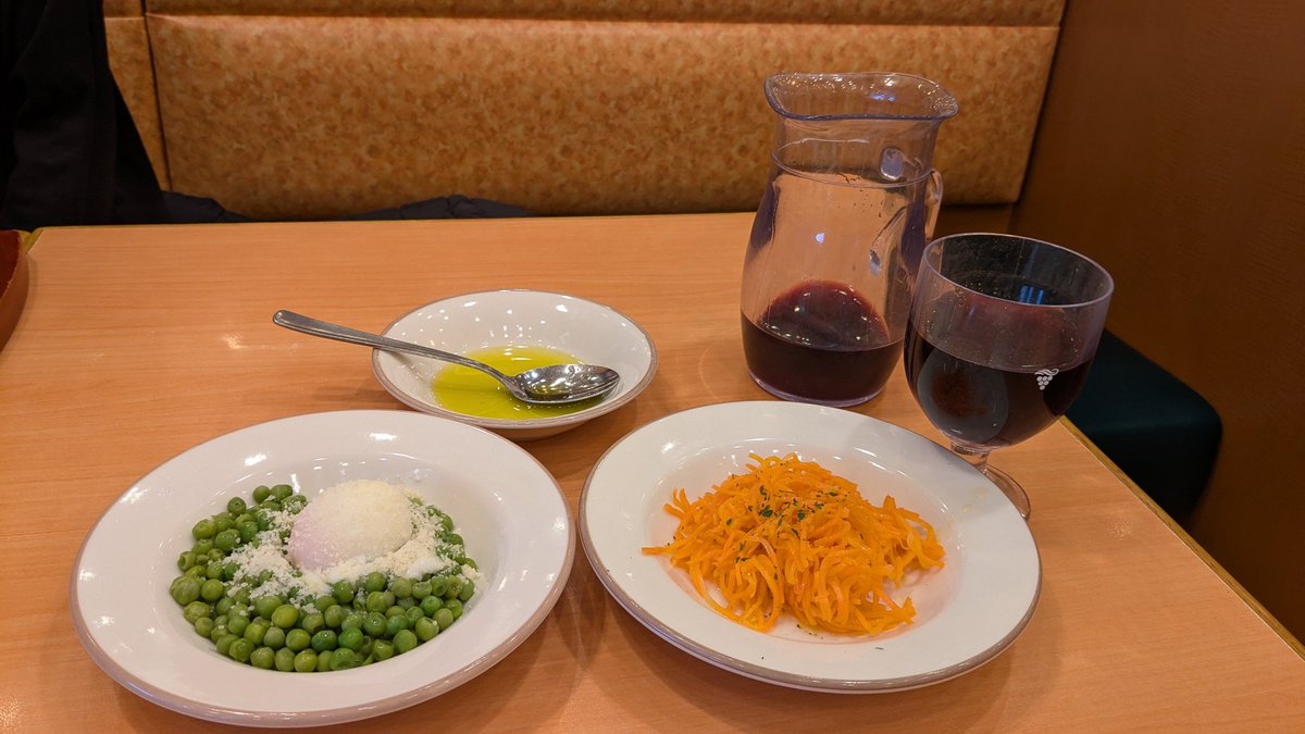 食の好みはワンパク小学4年生並である
バカ舌の私が前回は鼻の穴に入れて飛ばしていた青豆を克服し本日は馬が大好きなオレンジ色🥕のニクイ奴の克服に成功いたしました✨
🍖食わせろ
 #サイゼリヤ
 #柔らか青豆の温サラダ
 #キャロットラペ