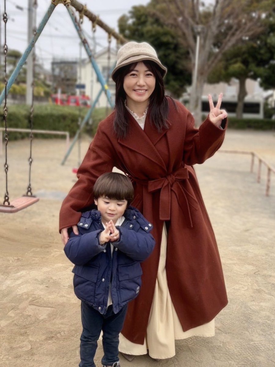 doubt_ytv's tweet photo. #誘拐です 📸 𝙤𝙛𝙛𝙨𝙝𝙤𝙩

ピース練習中の幼少期･蒼空役の陽翔くん✌🏻
磯山さんも一緒に☺️✌🏻✌🏻

1~3話&amp;最終回TVerで見逃し配信中！
🔗https://t.co/5PetHhhZ9t

Huluでは全話&amp;オリジナルストーリー配信中📺
🔗https://t.co/4wzDaXv5Dp

「身代金は誘拐です」
#磯山さやか #石川陽翔 https://t.co/IXCnz70Qqb