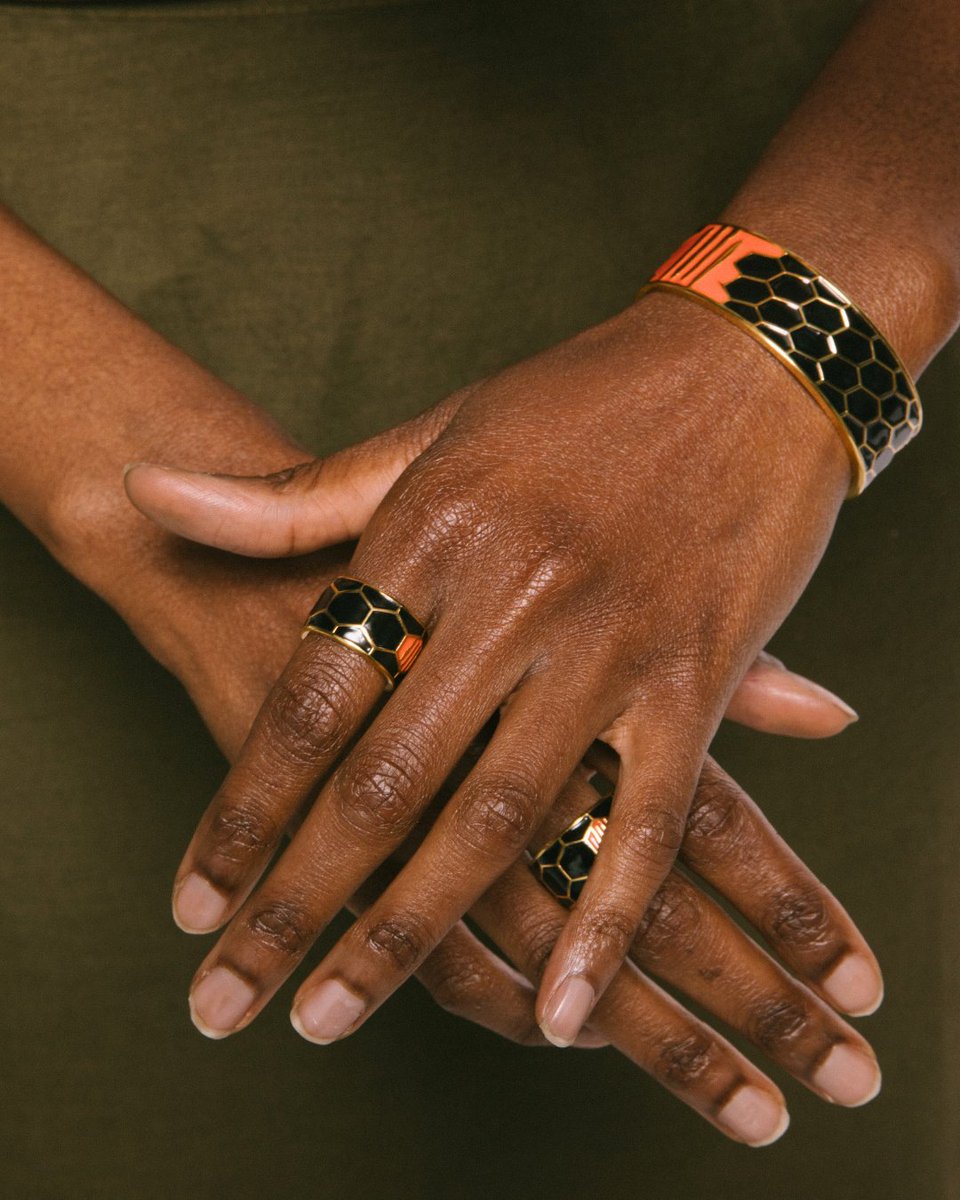 majestyjewelers's tweet image. Your hands deserve a little sparkle. ✨ Stack the rings, add the shine, and let your jewelry do the talking. 

Shop high quality pieces like Metal Alchemist at the best jewelry shop in St. Maarten with Majesty Jewelers: majestyjewelers.com

#StMaarten #MixedMetals #Bangles