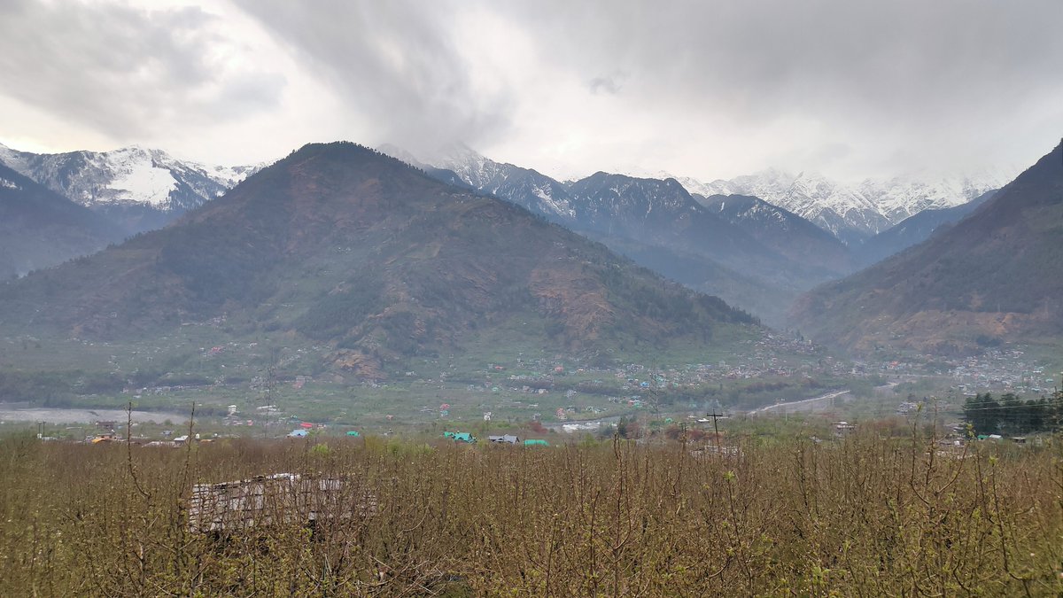 thw4u's tweet image. Spring's arrival delayed by consistent spell of Rain n Snow...🍎🌲 🏔️
 #Spring #mountains #Rain #snow